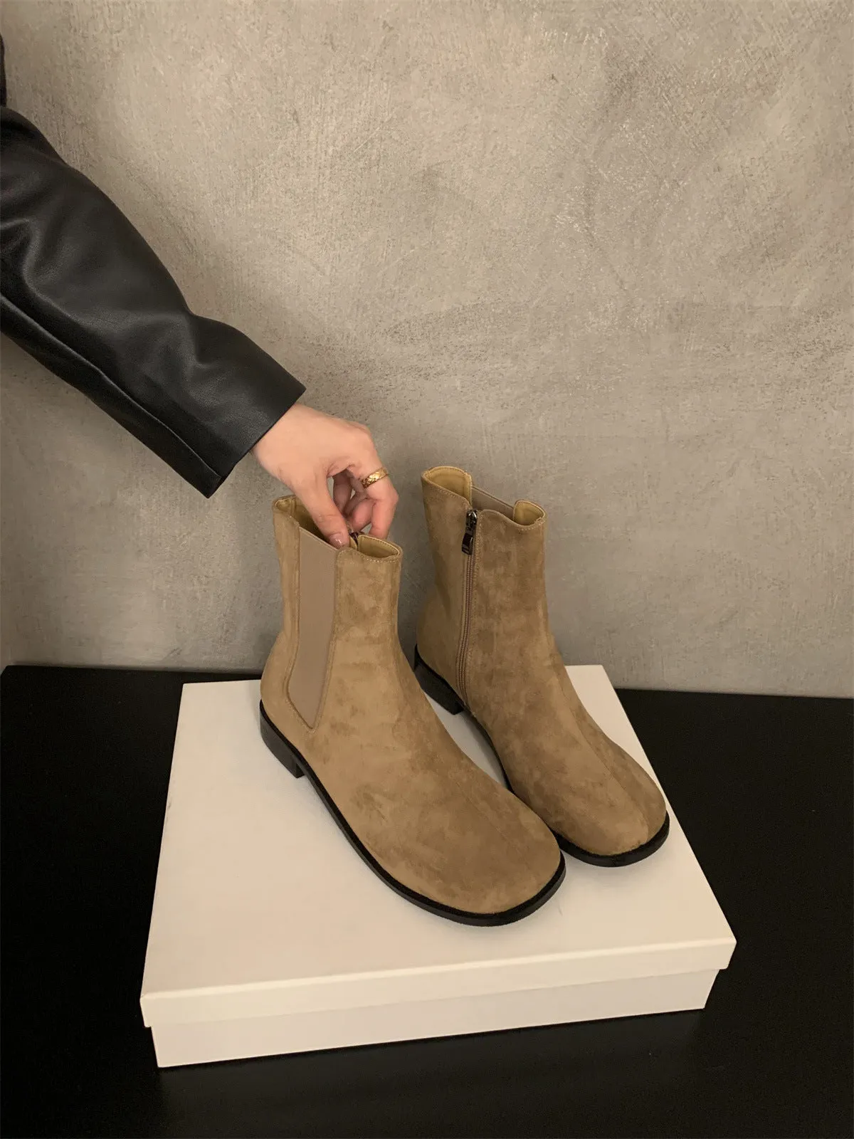 Korean version of round head brown flat-bottomed small short boots popular autumn and winter new retro suede brown bare boots Martin boots women