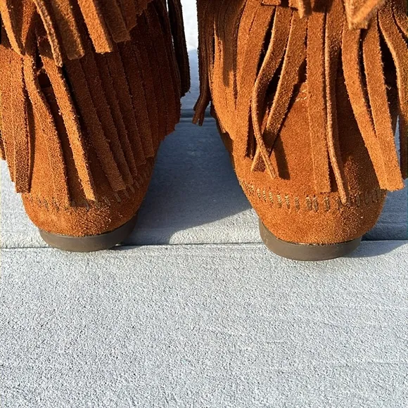 Minnetonka 3- Layer Fringe Boots Size 8
