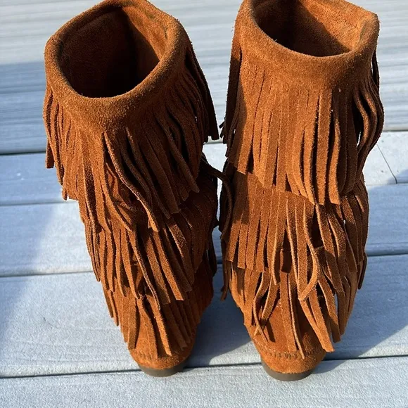 Minnetonka 3- Layer Fringe Boots Size 8