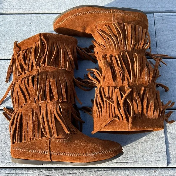 Minnetonka 3- Layer Fringe Boots Size 8