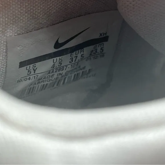 Nike Boys Kyrie 4 AA2897-104 White Gray Basketball Shoes Sneakers Size 5Y