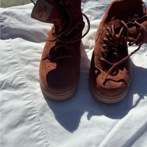 Nike Kids Sneakers in Rust Red