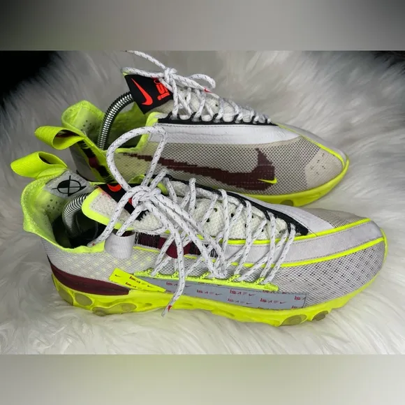🏃Nike React Runner ISPAPlatinum Tint Volt Glow Team RedMens size 7.5
