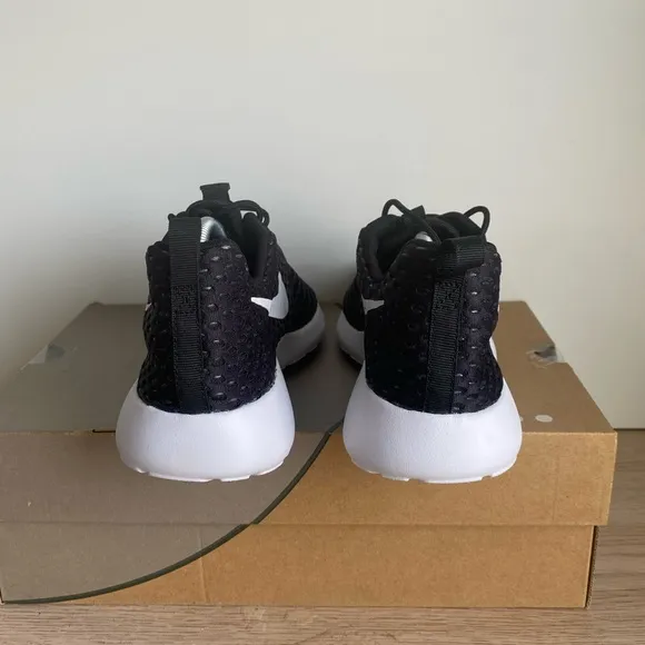 Nike Roshe One Black/White Sneakers - SZ 6 Y- 7.5 W