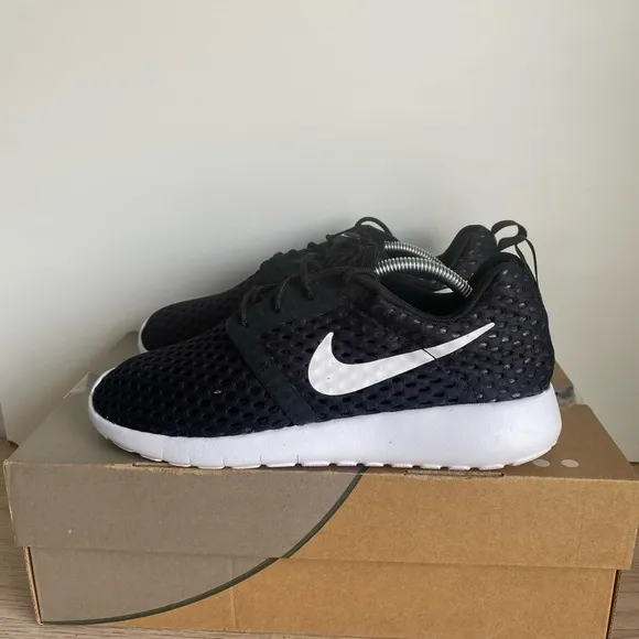 Nike Roshe One Black/White Sneakers - SZ 6 Y- 7.5 W