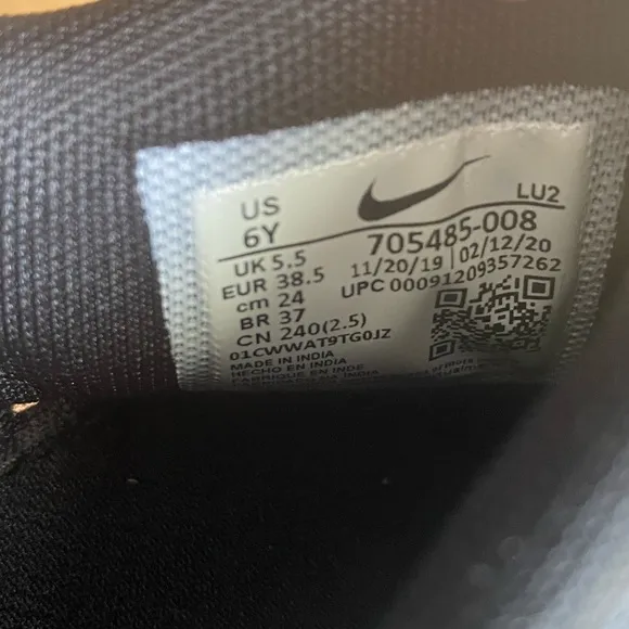 Nike Roshe One Black/White Sneakers - SZ 6 Y- 7.5 W