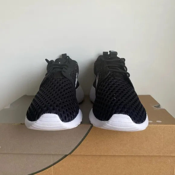 Nike Roshe One Black/White Sneakers - SZ 6 Y- 7.5 W