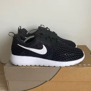 Nike Roshe One Black/White Sneakers - SZ 6 Y- 7.5 W