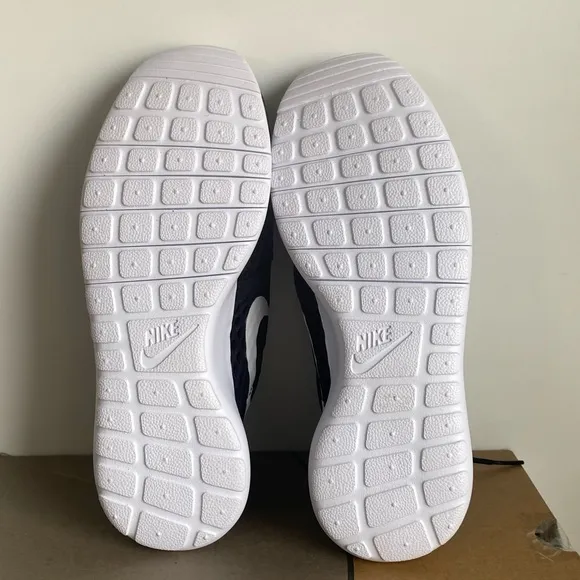 Nike Roshe One Black/White Sneakers - SZ 6 Y- 7.5 W